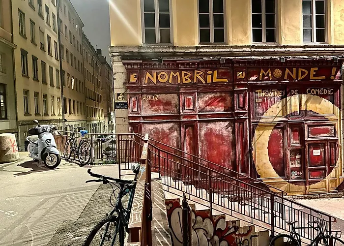 Le Soyeux לינה וארוחת בוקר 4*