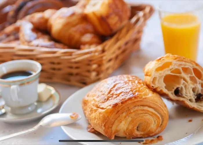 לינה וארוחת בוקר Le Soyeux 4*